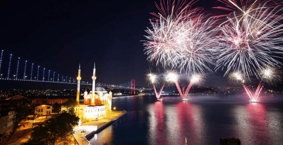 Istanbul: New Year's Eve Bosphorus Cruise Dinner & Party2027 - New Years Eve on the Bosphorus, not stuck in a crowd