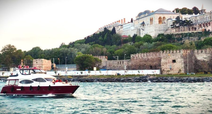 Istanbul: Old City Tour and Luxury Sunset Bosphorus Cruise - Lunch at a rooftop terrace, and what it signals about the tour style
