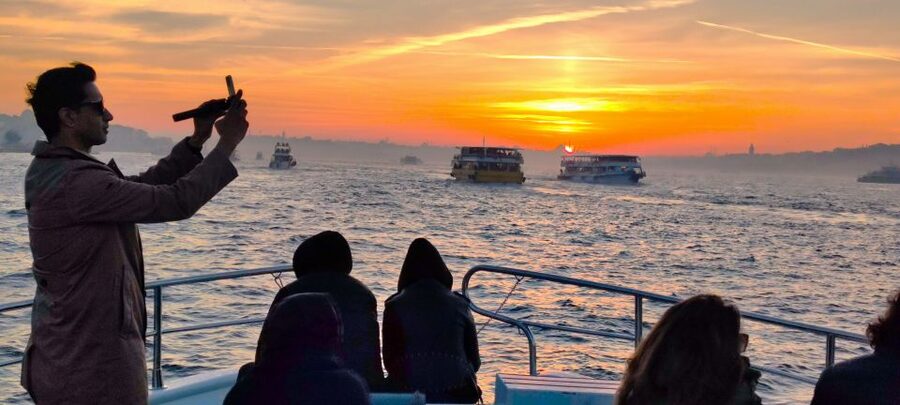 Istanbul: Old City Tour and Luxury Sunset Bosphorus Cruise - The cruise day shift: Kabataş ferry terminal and a 25-meter yacht at dusk