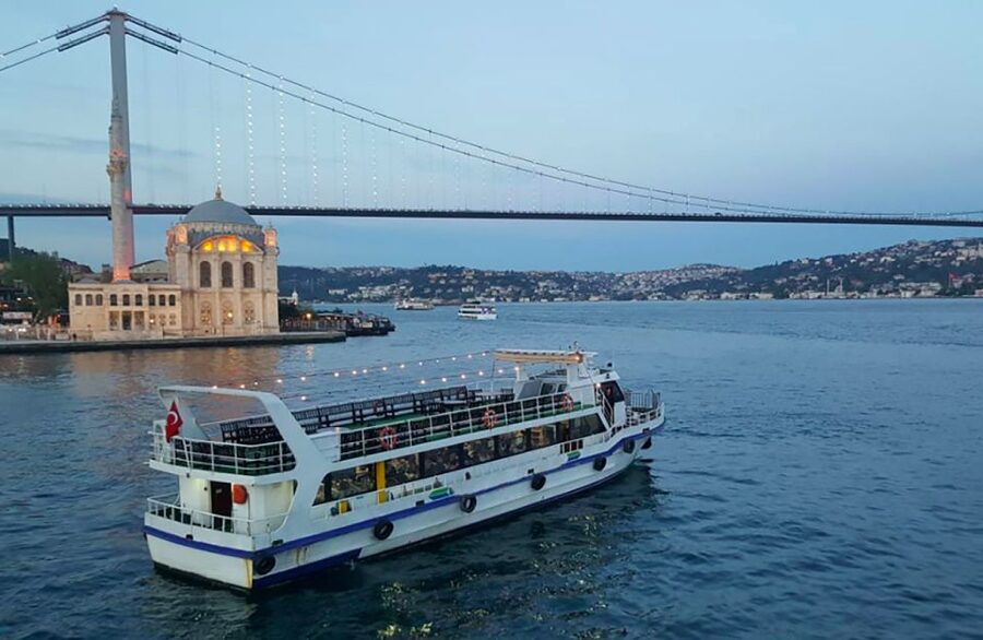 Istanbul: Old Town Highlights Tour & Bosphorus Cruise - Sultanahmet start: Hagia Sophia, Blue Mosque, Hippodrome, and the German Fountain area