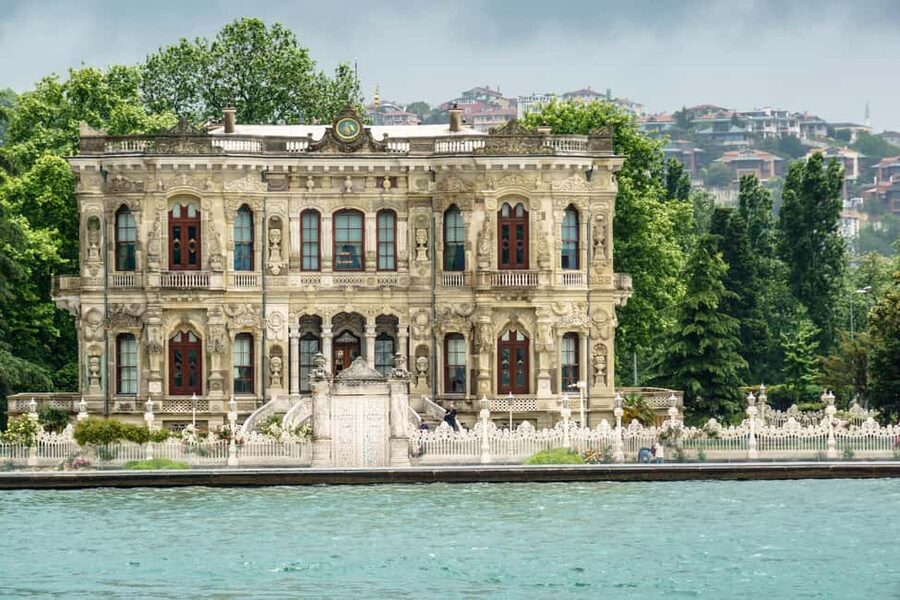 İstanbul: Small-Group Sunset Cruise & Audio Guide w/Snack - Dolmabahçe Palace, Dolmabahçe Mosque, Ciragan, and Ortaköy Mosque on deck