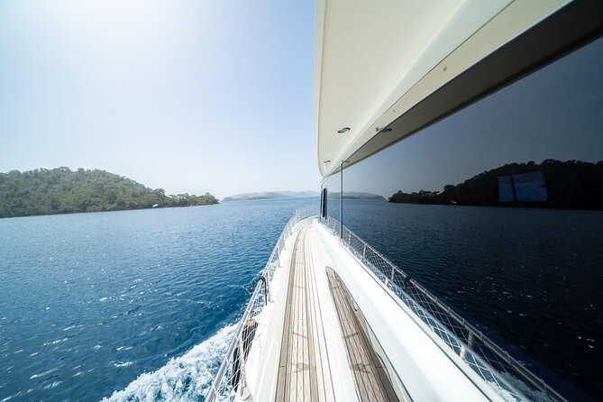 Istanbul: Small-Group Yacht Cruise with Snacks, Sunset or Daytime - Small-Group Bosphorus Yacht Vibe in Karaköy
