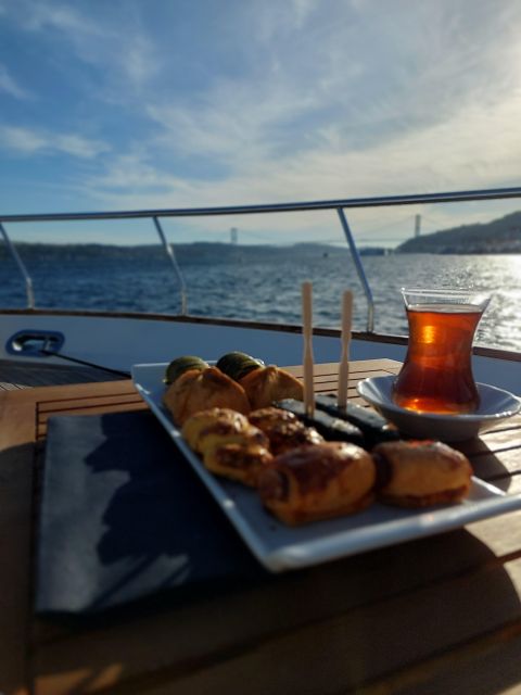 Istanbul: Sunset Yacht Cruise on the Bosphorus with Transfer - A 2-hour Bosphorus sunset run from Kabataş