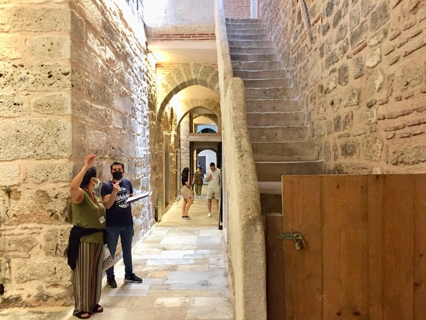 Istanbul Topkapı Palace and Harem Guide Tour - Meeting at Foodie-Ist Cafe and Getting Inside Without Stress
