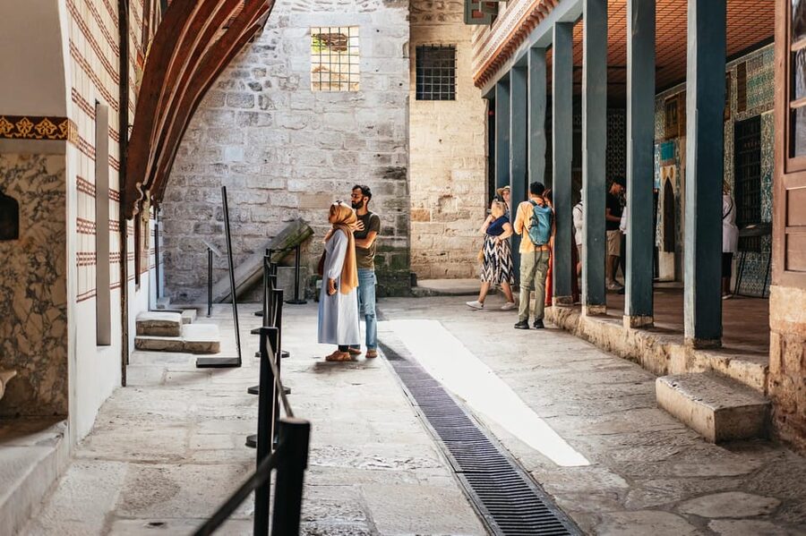 Istanbul: Topkapi Palace and Harem Guided Tour with Ticket - Imperial Kitchens and Sacred Relics: The Ending That Makes It Coherent