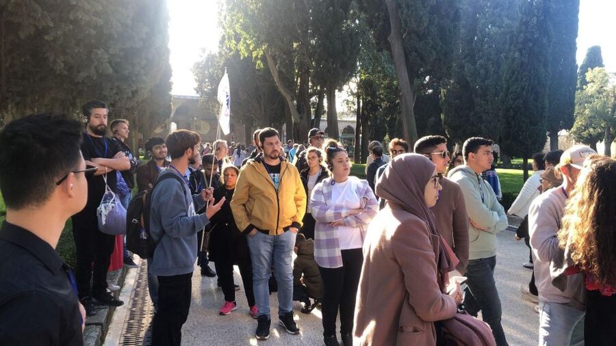 Istanbul: Topkapi Palace Skip-the-Line Ticket & Guided Tour - Meeting at Sultan Ahmed III Fountain, the part that makes or breaks your start
