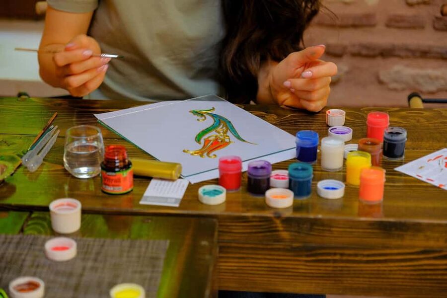 Istanbul: Traditional Stained Glass Painting Workshop - How the stained glass workshop starts at KÖZDE KAHVE