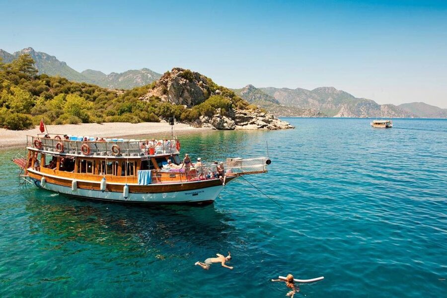 Marmaris: Boat Trip with Unlimited Drinks and BBQ Lunch - Drinks and BBQ lunch: the part that keeps the mood up