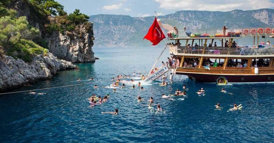 Marmaris: Cleopatra Island Boat Trip with Lunch and Transfer - Lunch on Board: What You Get and How It Fits the Day