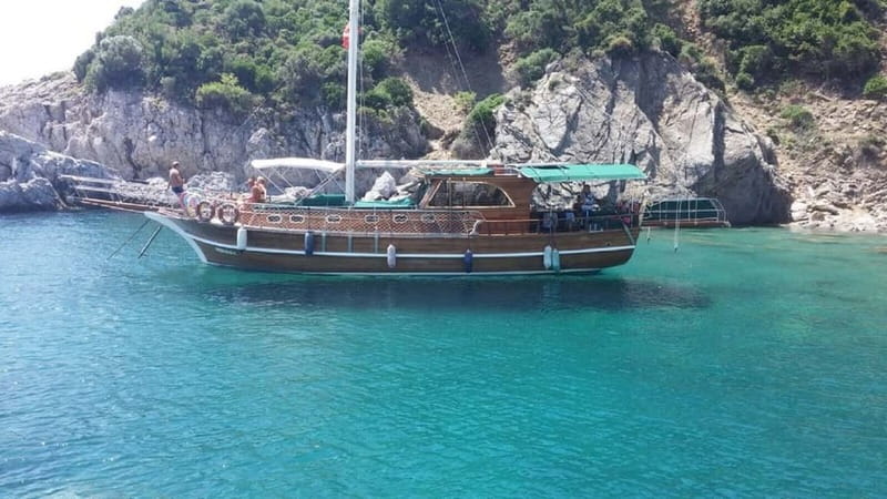 Marmaris: Private Boat Cruise w/ Lunch and Soft Drinks - Two-deck boat layout, sunbeds, and the real swimming plan