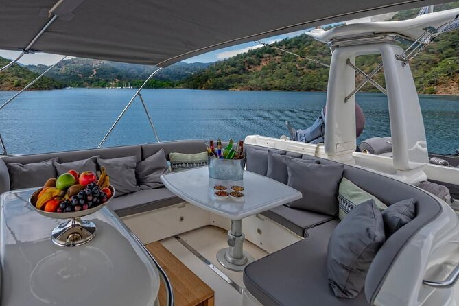 Private Luxury Yacht Cruise on Bosphorus - The Bosphorus bridges: moving icons, not just photo backdrops