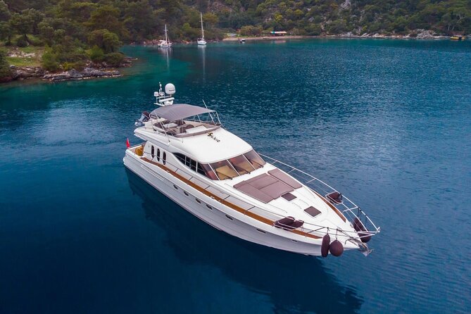 Private Luxury Yacht Cruise on Bosphorus - Beylerbeyi Palace and Kız Kulesi: romantic legends meet real skyline views
