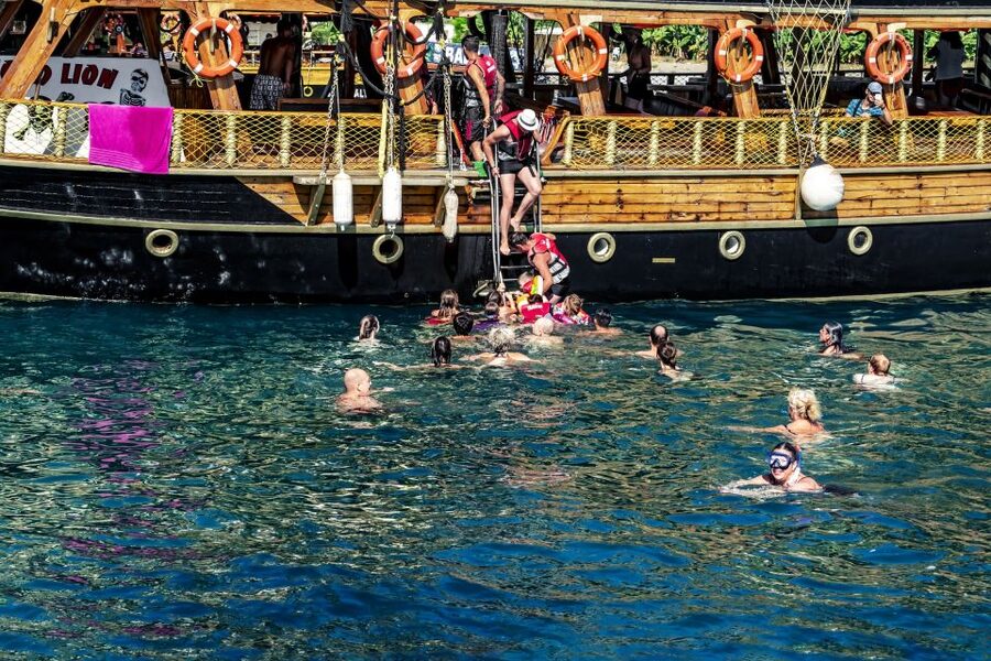 Red Dragon Pirate Boat Trip & Lunch - Lunch on Board, BBQ Flavor Expectations
