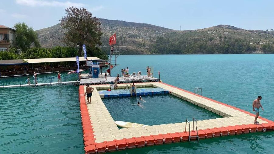 Side: Guided Tour and Electric Catamaran Cruise, Waterfall - Guides and group vibe: how much does your day depend on the person running it?