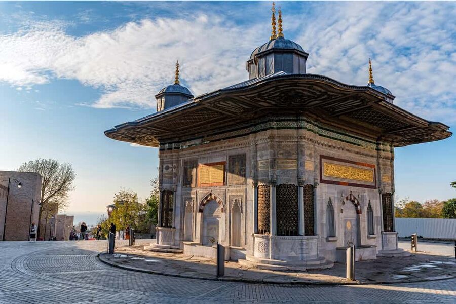 Topkapi Palace and Harem Skip-the-Line-Tickets & Audio Guide - Skip-the-Line Entry, Stay With the Host, and Security Still Takes Time