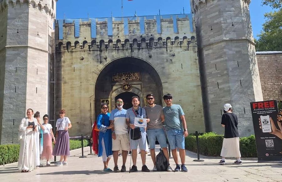 Topkapi Palace & Harem, Skip-the-Line SMALL GROUP - Meeting up near Topkapi: keep your eyes on the exact pickup spot